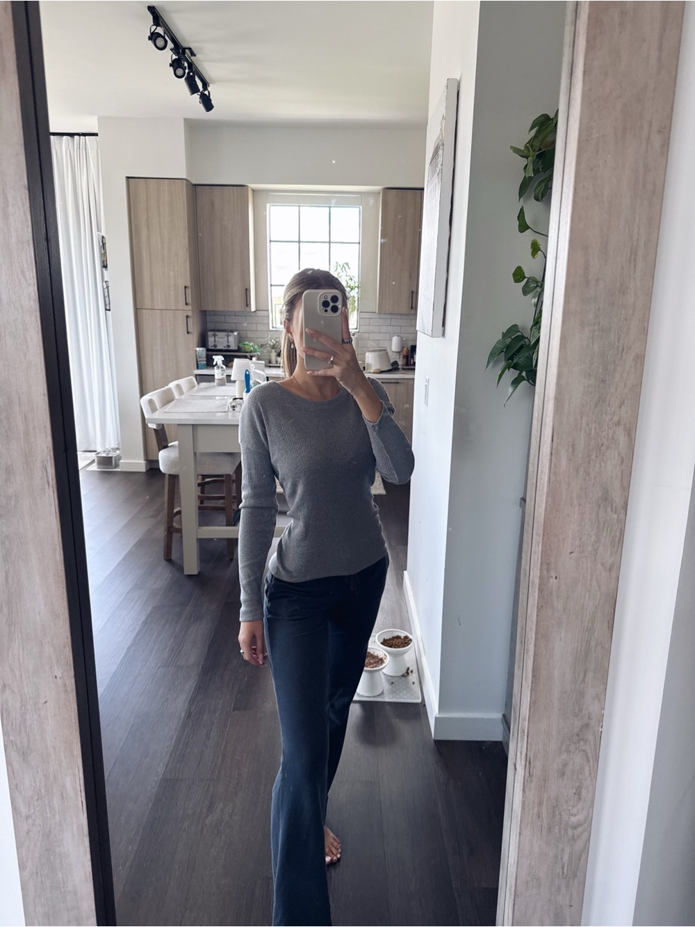 Classic Women's Long-Sleeve Crewneck Top - Gray (Size Small)